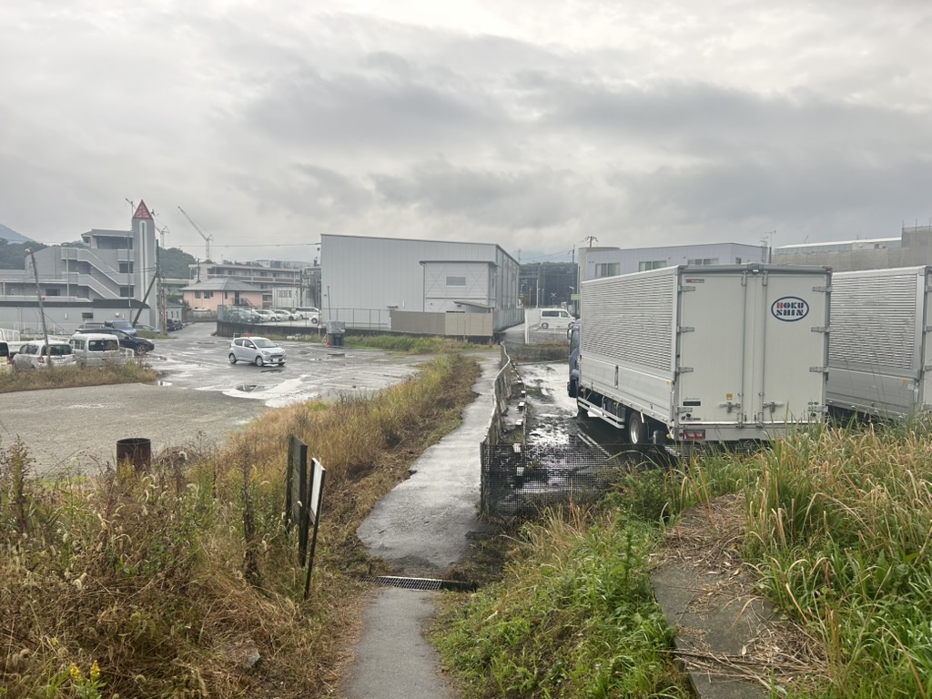 崩落により道幅が狭くなった里道の様子（Before）