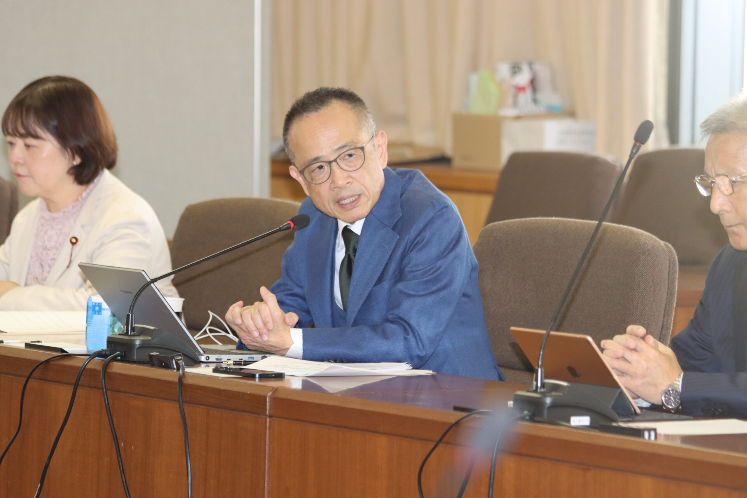 福祉環境委員会で質問する堂下豊史