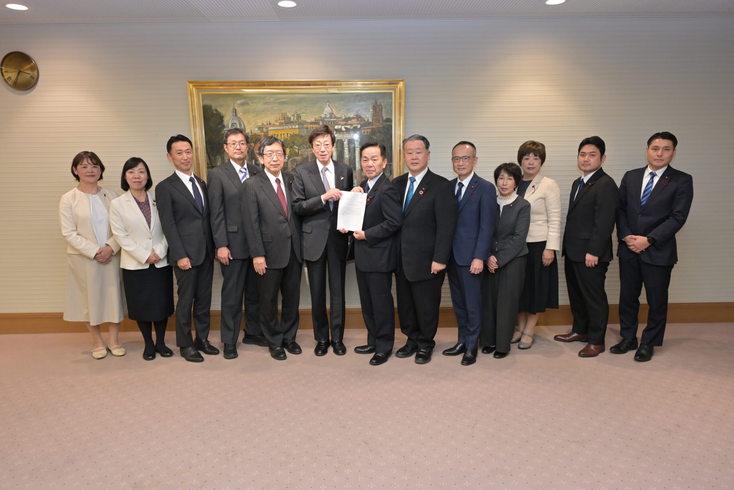公明党神戸市会議員団が久元喜造神戸市長に重点支援地方交付金の活用に関する要望書を手交する様子