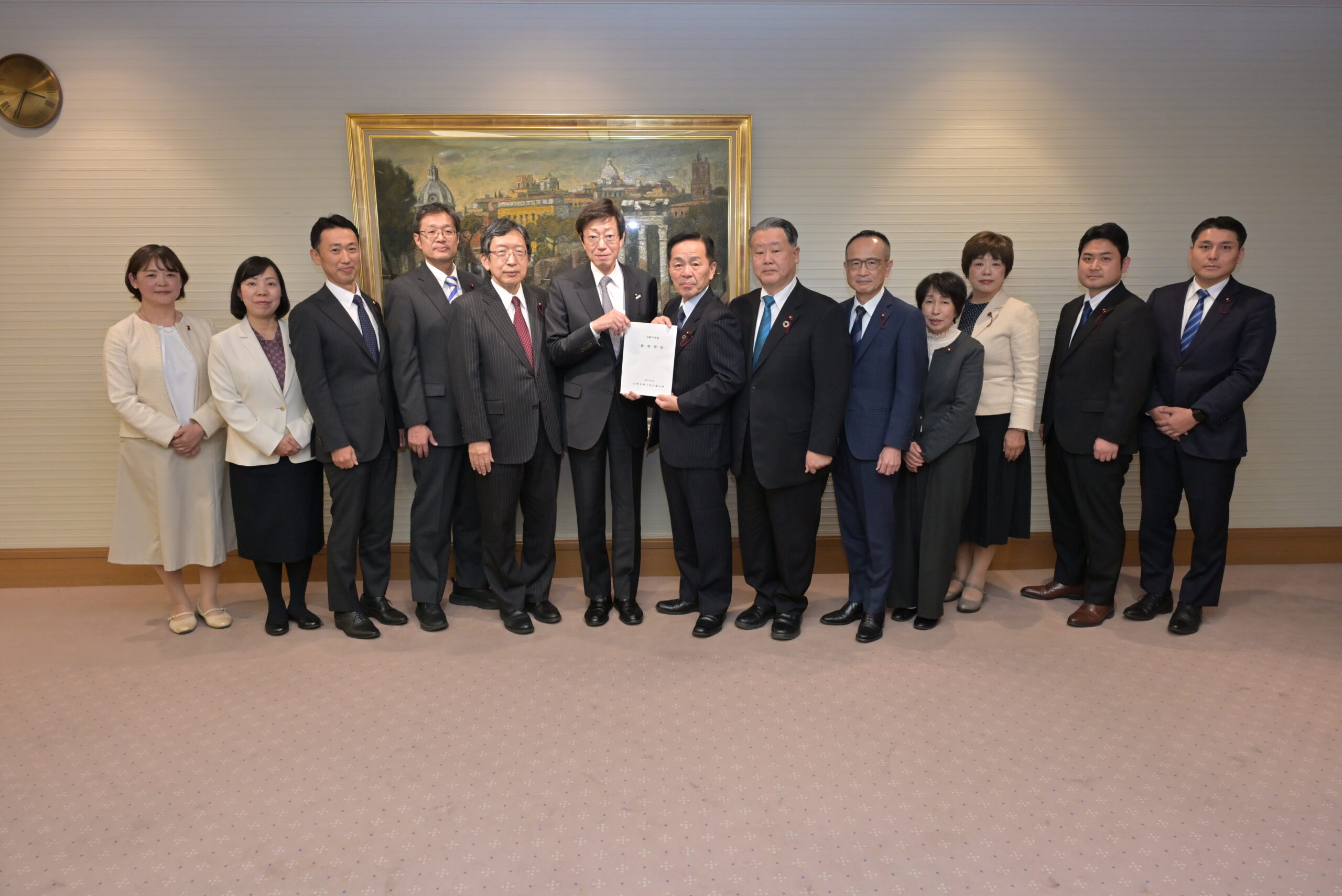 公明党神戸市会議員団が久元喜造神戸市長に2026年度予算編成に向けた要望書を提出する様子