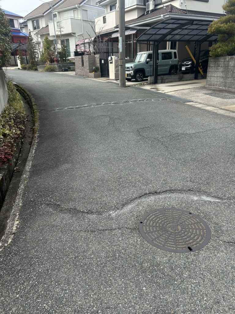 補修前：道路のひび割れ・段差の状況