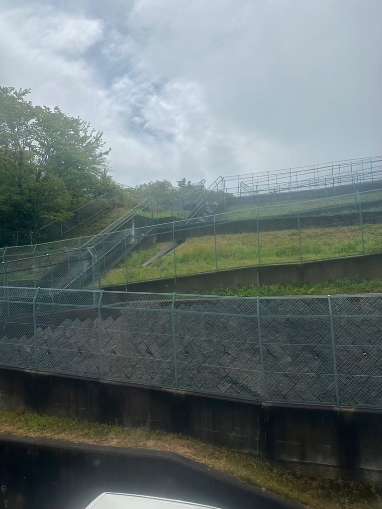 県立神戸特別支援学校 敷地の高低差
