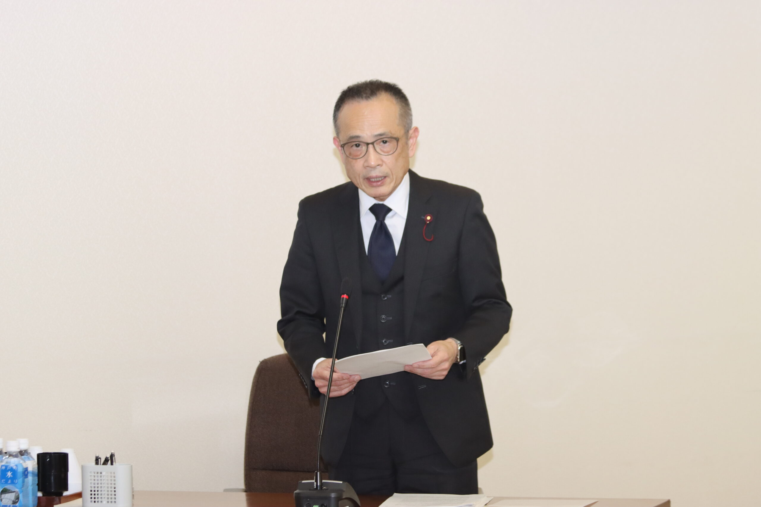 委員会での質疑の様子