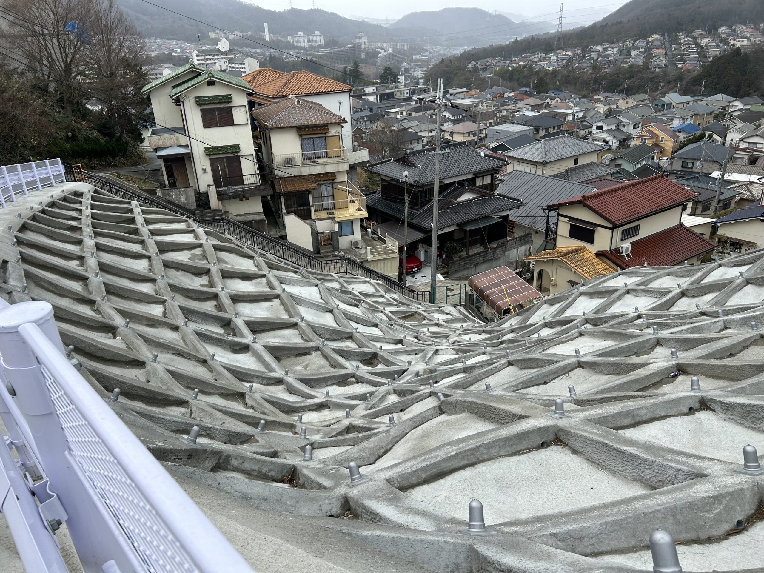 急傾斜地崩壊防止工事後の安全課題を国・県・市の連携で解決｜安全柵・ガードレール設置完了［神戸市北区］神戸市会議員 堂下豊史