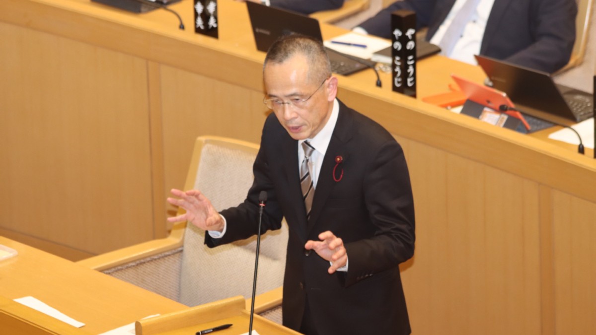 神戸市会の議場で質問する堂下豊史