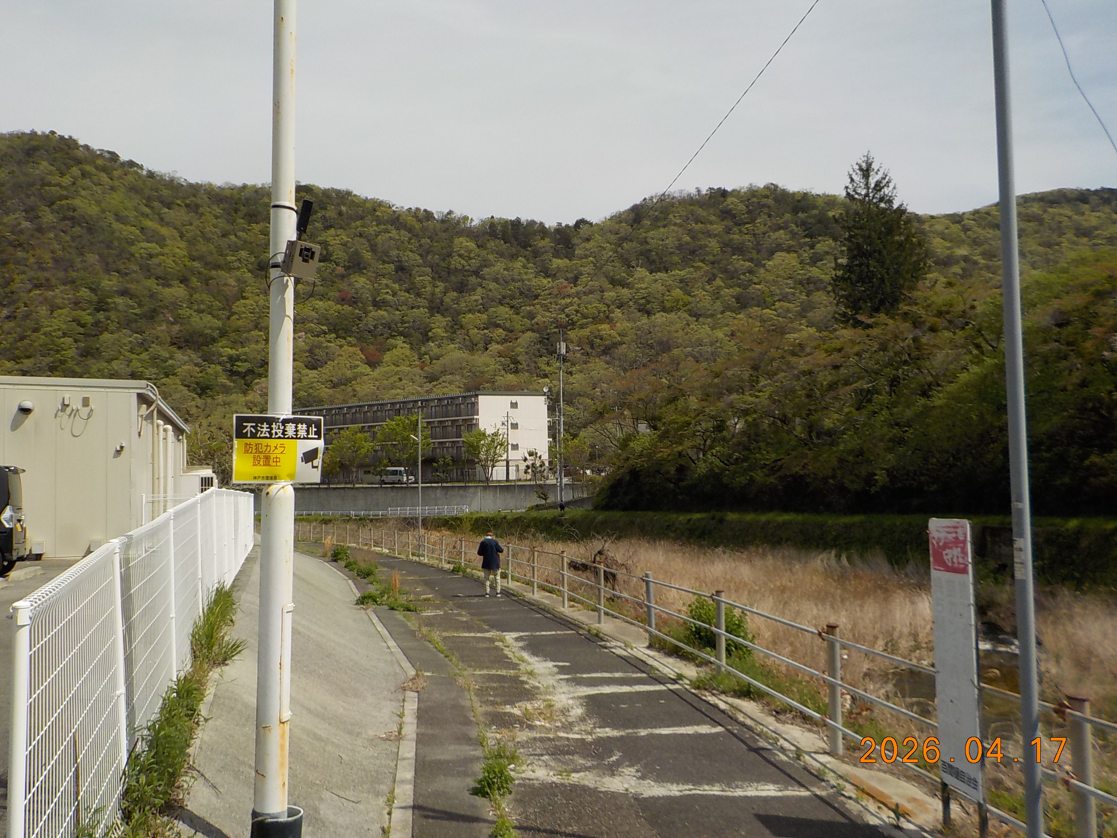 ローソン神戸有野町唐櫃店の街灯柱に設置された不法投棄防止カメラと表示板