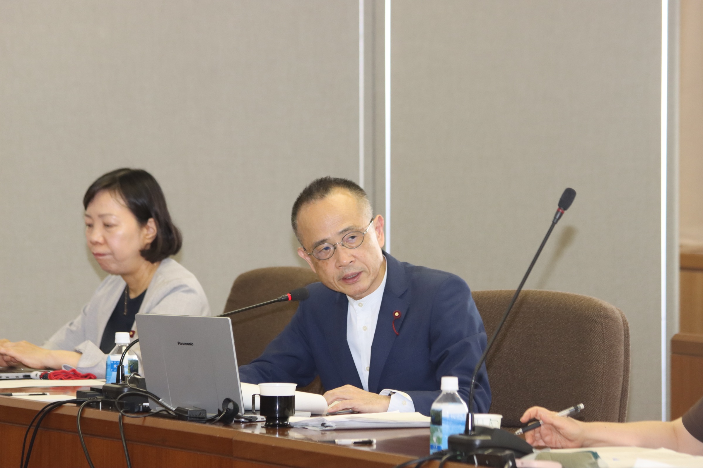 神戸市会の委員会で質疑する堂下豊史議員